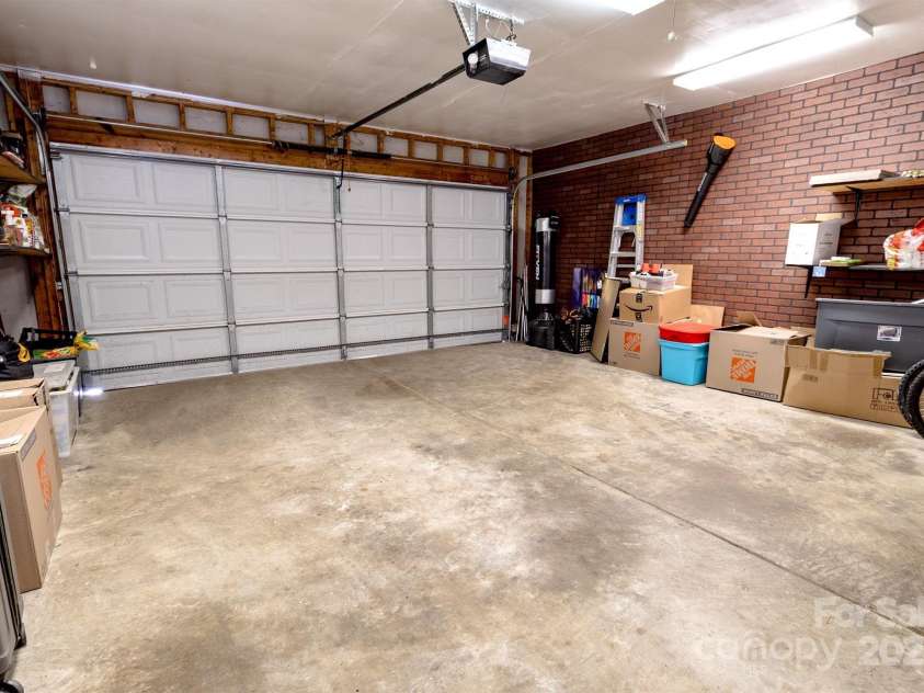 2936 WALSINGHAM Court, Matthews, NC 28105.  MLS# CAR4265911, YatesRealty ID 28199. 