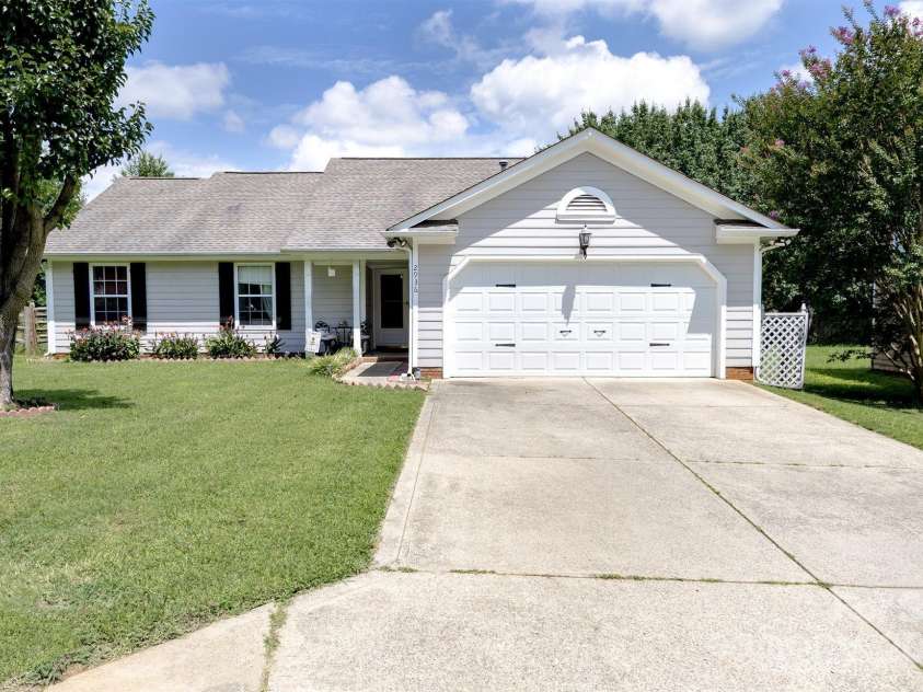 2936 WALSINGHAM Court, Matthews, NC 28105.  MLS# CAR4265911, YatesRealty ID 28199. 