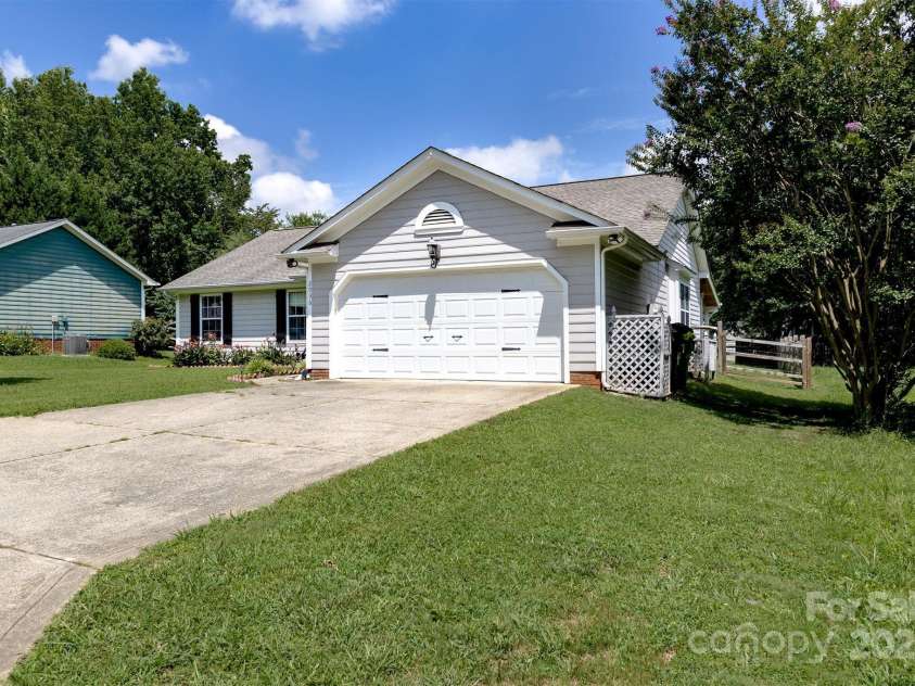 2936 WALSINGHAM Court, Matthews, NC 28105.  MLS# CAR4265911, YatesRealty ID 28199. 