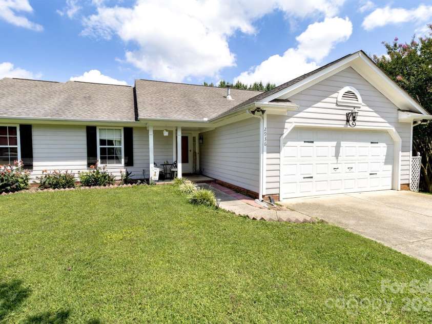 2936 WALSINGHAM Court, Matthews, NC 28105.  MLS# CAR4265911, YatesRealty ID 28199. 