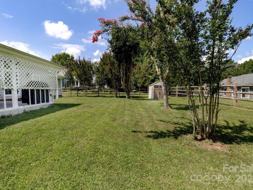 2936 WALSINGHAM Court, Matthews, NC 28105.  MLS# CAR4265911, YatesRealty ID 28199. 