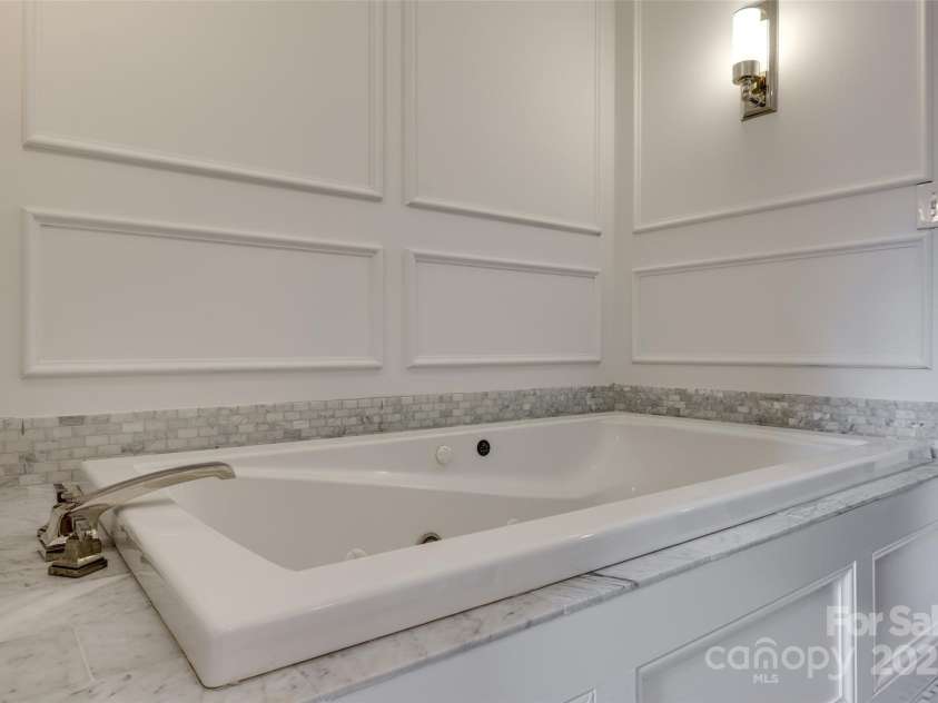 1225 Providence Road, Charlotte, NC 28207.  MLS# CAR4224745, YatesRealty ID 2820. 