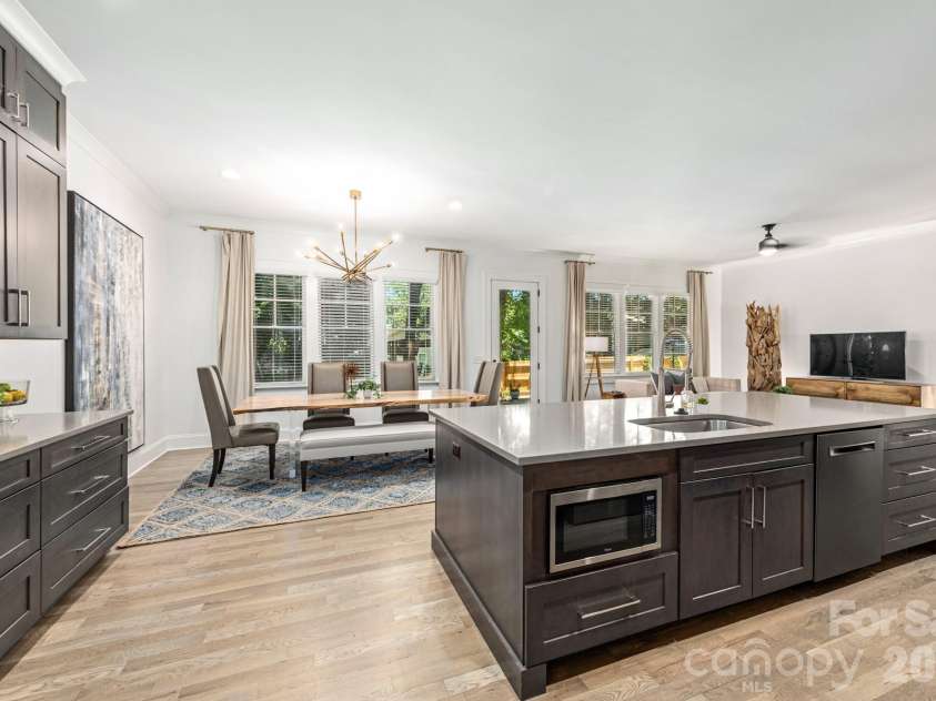1301 Catawba Avenue, Charlotte, NC 28205.  MLS# CAR4389843, YatesRealty ID 28202. 