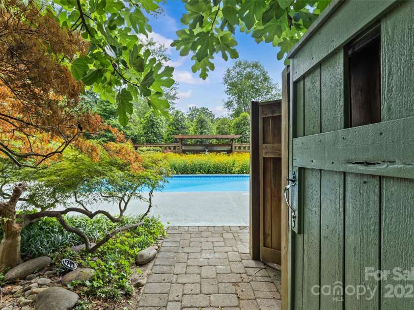1811 Manor Mill Road, Charlotte, NC 28226.  MLS# CAR4284462, YatesRealty ID 28202. 