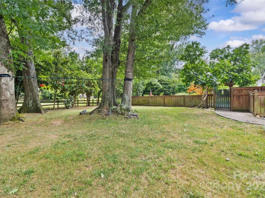 1811 Manor Mill Road, Charlotte, NC 28226.  MLS# CAR4284462, YatesRealty ID 28202. 