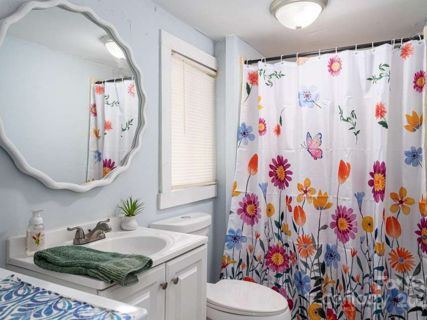 520 Maple Avenue, Gastonia, NC 28054.  MLS# CAR4257275, YatesRealty ID 28203. Bath