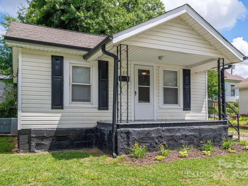 520 Maple Avenue, Gastonia, NC 28054.  MLS# CAR4257275, YatesRealty ID 28203. Front