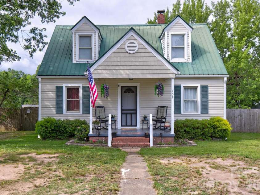 202 Chester Avenue, Great Falls, SC 29055.  MLS# CAR4386230, YatesRealty ID 28207. 