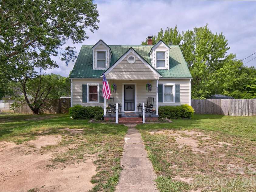 202 Chester Avenue, Great Falls, SC 29055.  MLS# CAR4386230, YatesRealty ID 28207. 