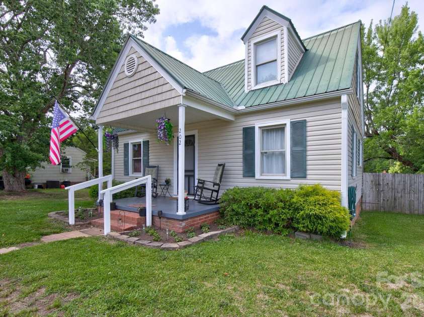 202 Chester Avenue, Great Falls, SC 29055.  MLS# CAR4386230, YatesRealty ID 28207. 