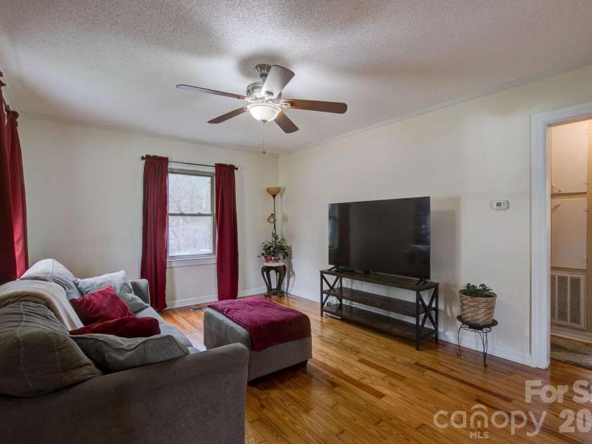 202 Chester Avenue, Great Falls, SC 29055.  MLS# CAR4386230, YatesRealty ID 28207. 