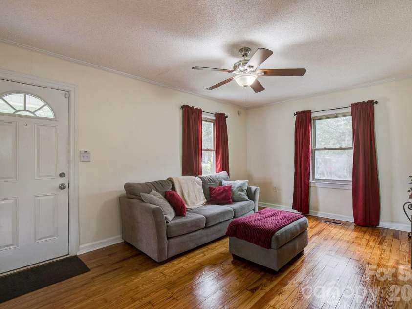202 Chester Avenue, Great Falls, SC 29055.  MLS# CAR4386230, YatesRealty ID 28207. 