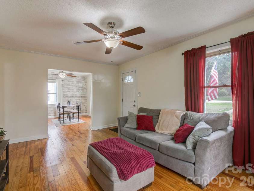 202 Chester Avenue, Great Falls, SC 29055.  MLS# CAR4386230, YatesRealty ID 28207. 