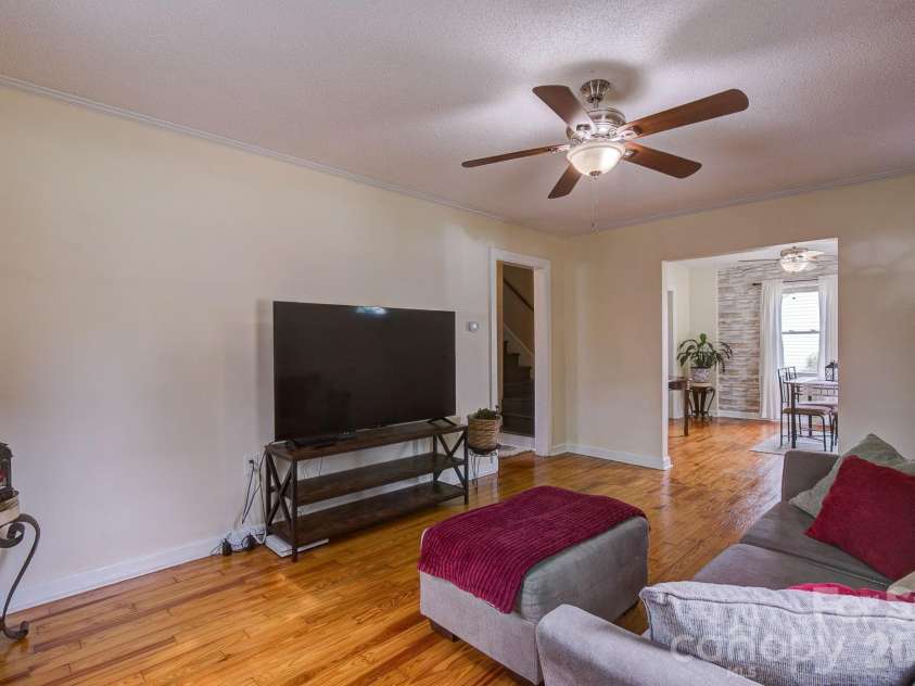 202 Chester Avenue, Great Falls, SC 29055.  MLS# CAR4386230, YatesRealty ID 28207. 