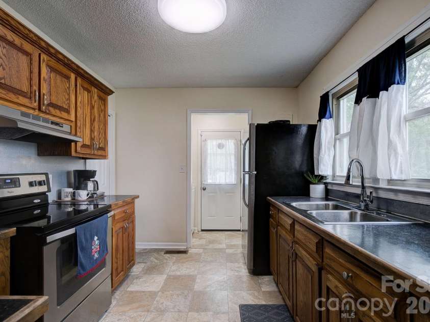 202 Chester Avenue, Great Falls, SC 29055.  MLS# CAR4386230, YatesRealty ID 28207. 