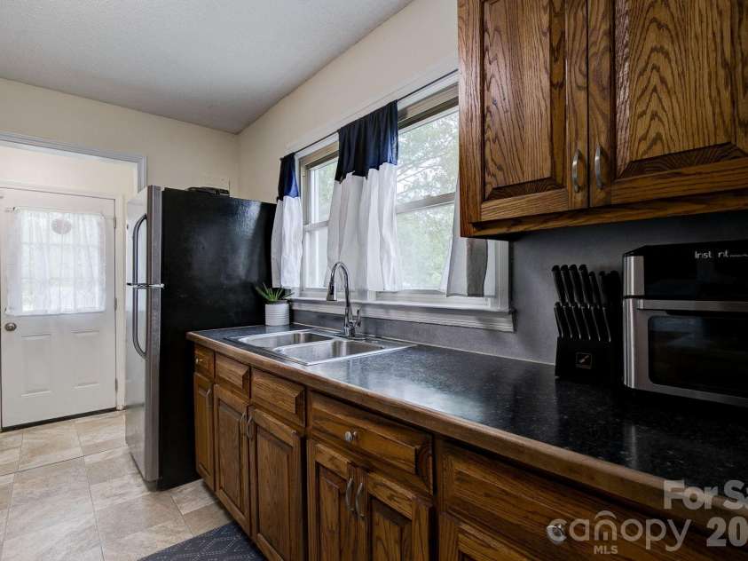 202 Chester Avenue, Great Falls, SC 29055.  MLS# CAR4386230, YatesRealty ID 28207. 