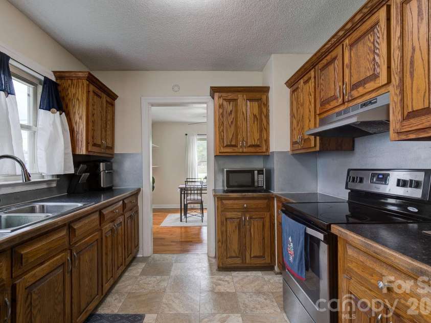 202 Chester Avenue, Great Falls, SC 29055.  MLS# CAR4386230, YatesRealty ID 28207. 