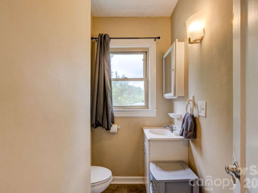 202 Chester Avenue, Great Falls, SC 29055.  MLS# CAR4386230, YatesRealty ID 28207. 