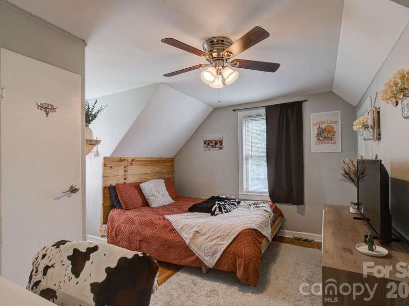 202 Chester Avenue, Great Falls, SC 29055.  MLS# CAR4386230, YatesRealty ID 28207. 