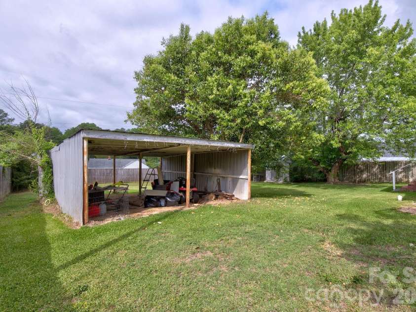 202 Chester Avenue, Great Falls, SC 29055.  MLS# CAR4386230, YatesRealty ID 28207. 