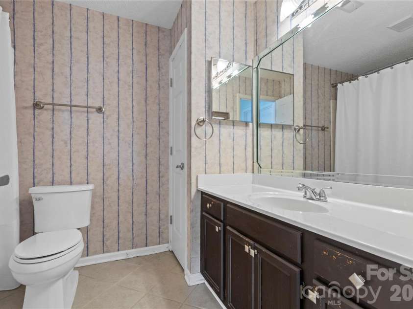 719 Southwest Drive, Davidson, NC 28036.  MLS# CAR4373406, YatesRealty ID 28209. Primary full bathroom