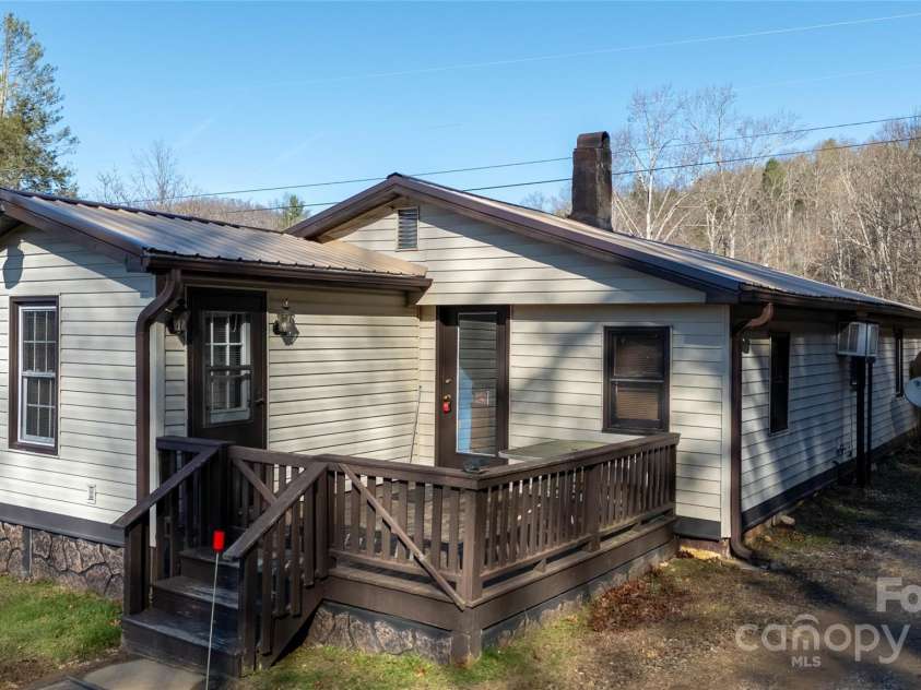 116 Welzie Atkins Drive, Spruce Pine, NC 28777.  MLS# CAR4215201, YatesRealty ID 2821. 