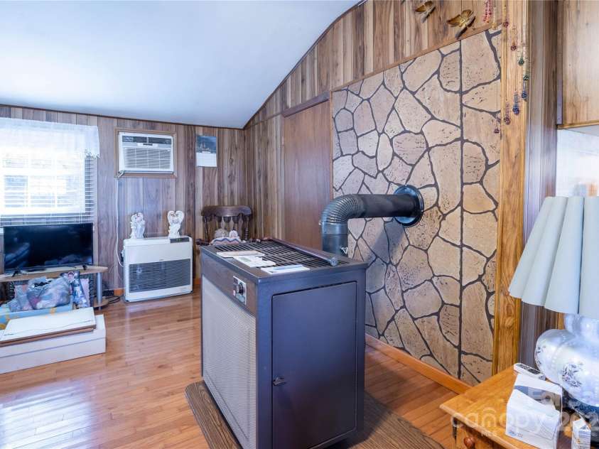 116 Welzie Atkins Drive, Spruce Pine, NC 28777.  MLS# CAR4215201, YatesRealty ID 2821. 