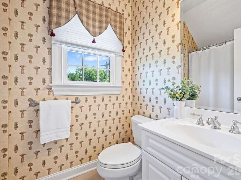 1115 Kings Drive, Charlotte, NC 28207.  MLS# CAR4367610, YatesRealty ID 28210. 3rd Floor full bathroom
