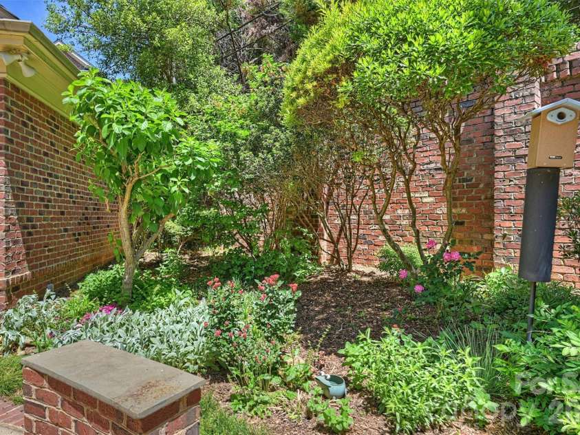 1115 Kings Drive, Charlotte, NC 28207.  MLS# CAR4367610, YatesRealty ID 28210. 