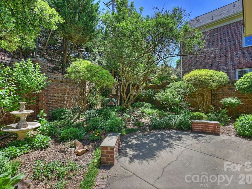 1115 Kings Drive, Charlotte, NC 28207.  MLS# CAR4367610, YatesRealty ID 28210. Outdoor space