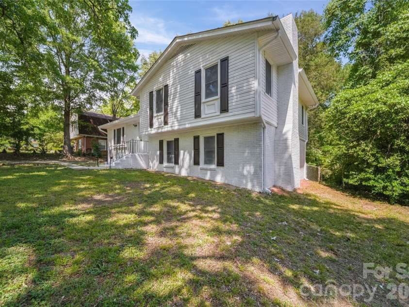 6126 Eagle Peak Drive, Charlotte, NC 28214.  MLS# CAR4376554, YatesRealty ID 28212. 