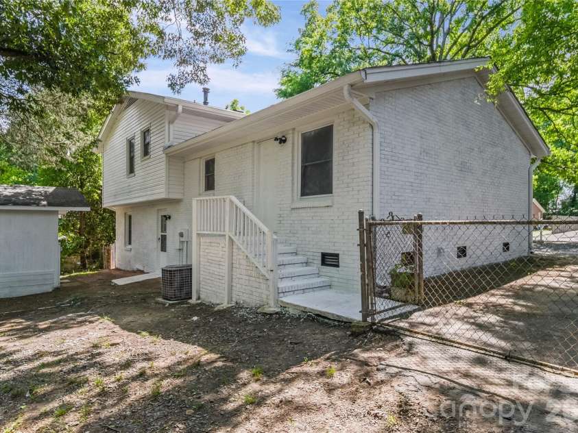 6126 Eagle Peak Drive, Charlotte, NC 28214.  MLS# CAR4376554, YatesRealty ID 28212. 