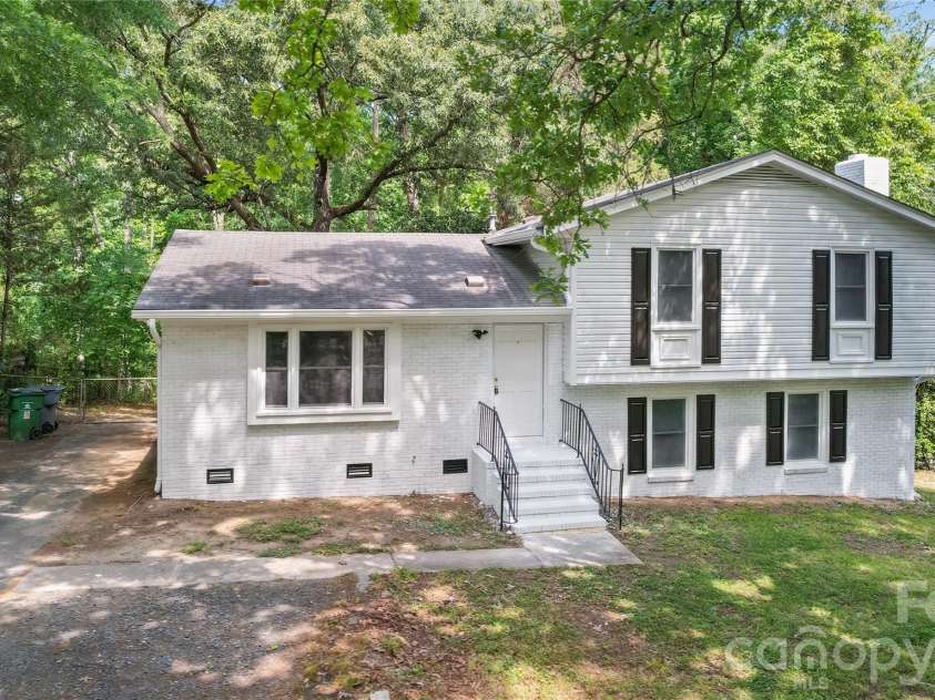 6126 Eagle Peak Drive, Charlotte, NC 28214.  MLS# CAR4376554, YatesRealty ID 28212. 