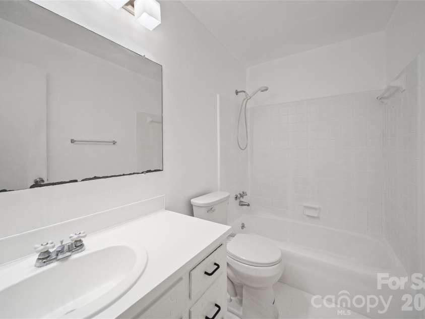 6126 Eagle Peak Drive, Charlotte, NC 28214.  MLS# CAR4376554, YatesRealty ID 28212. Guest bath