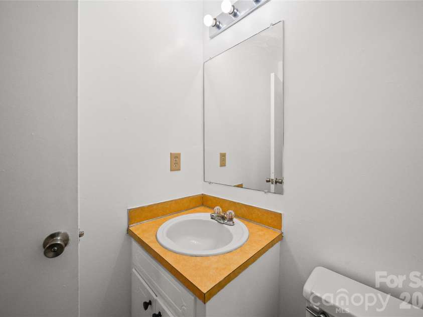 6126 Eagle Peak Drive, Charlotte, NC 28214.  MLS# CAR4376554, YatesRealty ID 28212. Half Bath