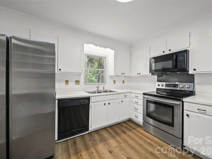6126 Eagle Peak Drive, Charlotte, NC 28214.  MLS# CAR4376554, YatesRealty ID 28212. Kitchen