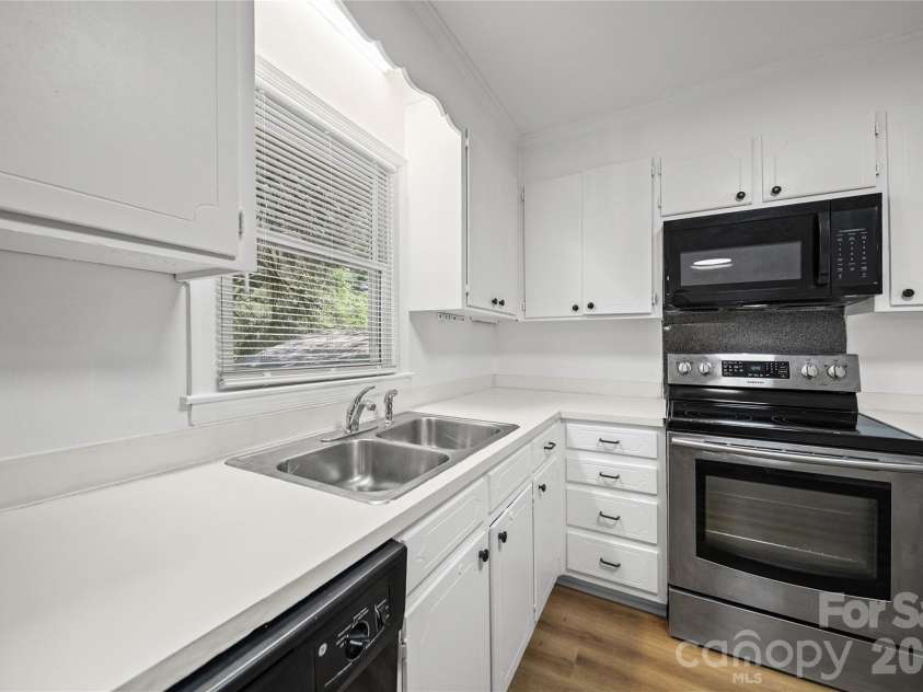 6126 Eagle Peak Drive, Charlotte, NC 28214.  MLS# CAR4376554, YatesRealty ID 28212. Kitchen
