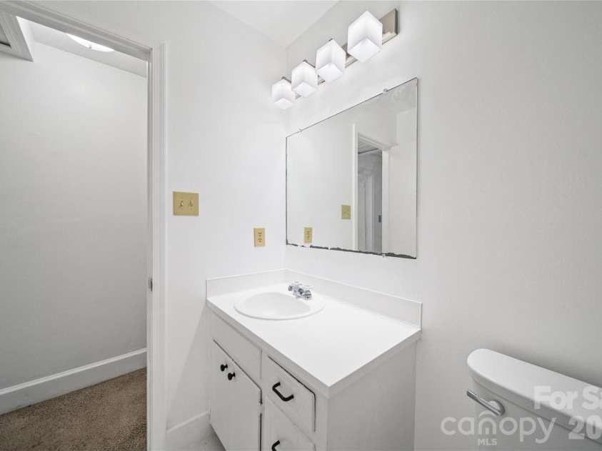 6126 Eagle Peak Drive, Charlotte, NC 28214.  MLS# CAR4376554, YatesRealty ID 28212. Primary Bath