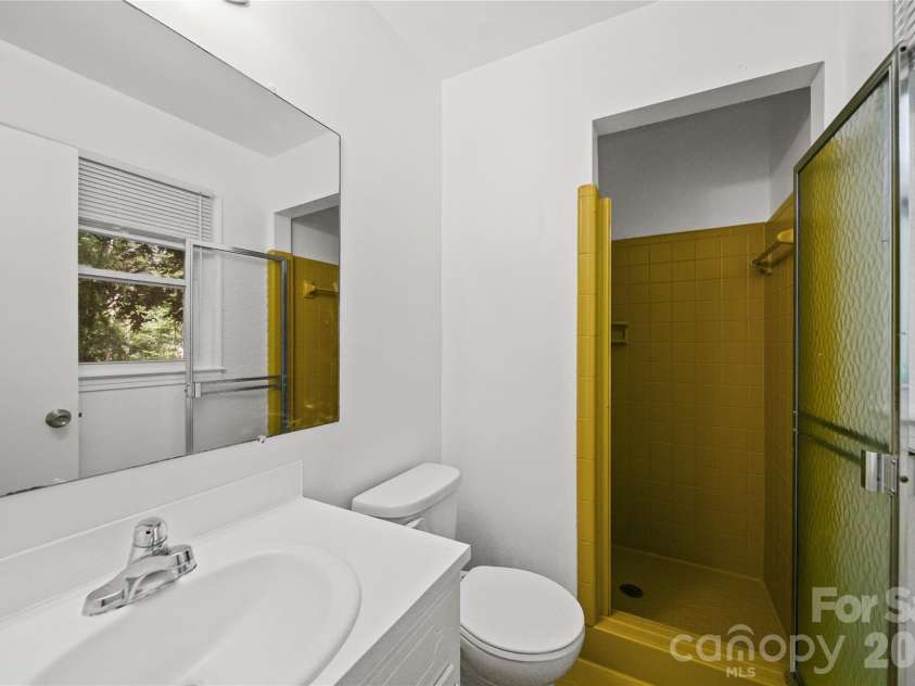 6126 Eagle Peak Drive, Charlotte, NC 28214.  MLS# CAR4376554, YatesRealty ID 28212. Primary Bath