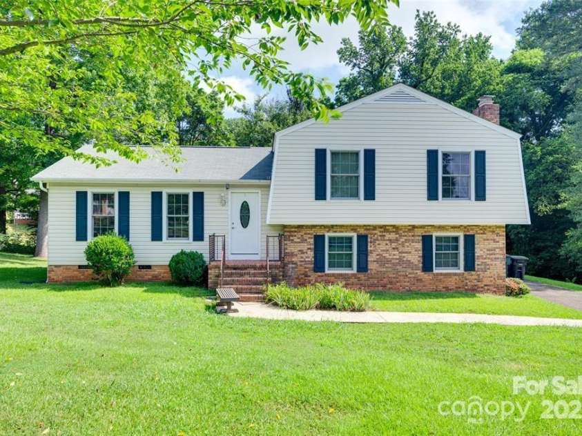 810 Applegate Court, Gastonia, NC 28054.  MLS# CAR4322901, YatesRealty ID 28212. 