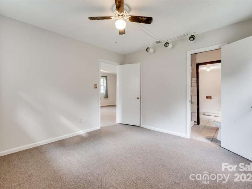 810 Applegate Court, Gastonia, NC 28054.  MLS# CAR4322901, YatesRealty ID 28212. 