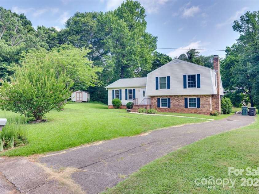 810 Applegate Court, Gastonia, NC 28054.  MLS# CAR4322901, YatesRealty ID 28212. 