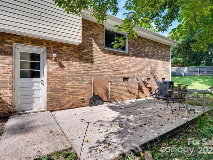 810 Applegate Court, Gastonia, NC 28054.  MLS# CAR4322901, YatesRealty ID 28212. 