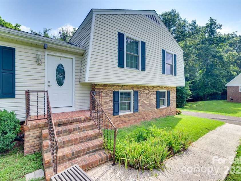 810 Applegate Court, Gastonia, NC 28054.  MLS# CAR4322901, YatesRealty ID 28212. 