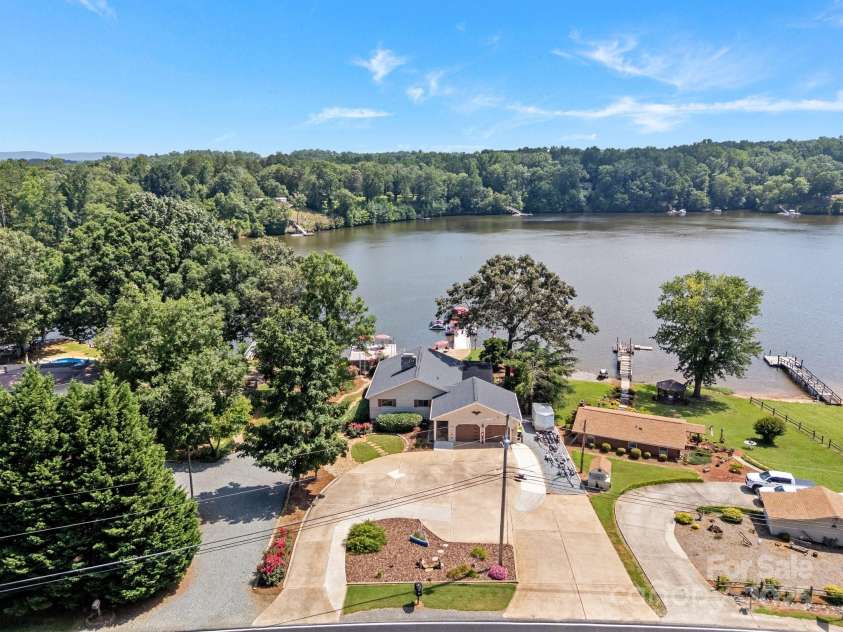 643 Lake Drive, Lexington, NC 27292.  MLS# CAR4277552, YatesRealty ID 28214. 