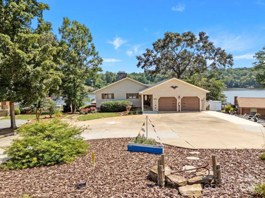 643 Lake Drive, Lexington, NC 27292.  MLS# CAR4277552, YatesRealty ID 28214. 