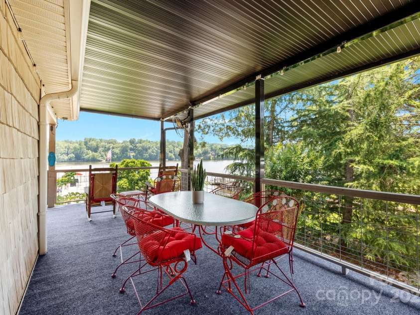 643 Lake Drive, Lexington, NC 27292.  MLS# CAR4277552, YatesRealty ID 28214. 