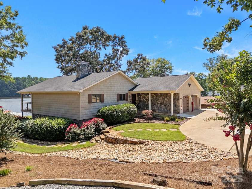 643 Lake Drive, Lexington, NC 27292.  MLS# CAR4277552, YatesRealty ID 28214. 