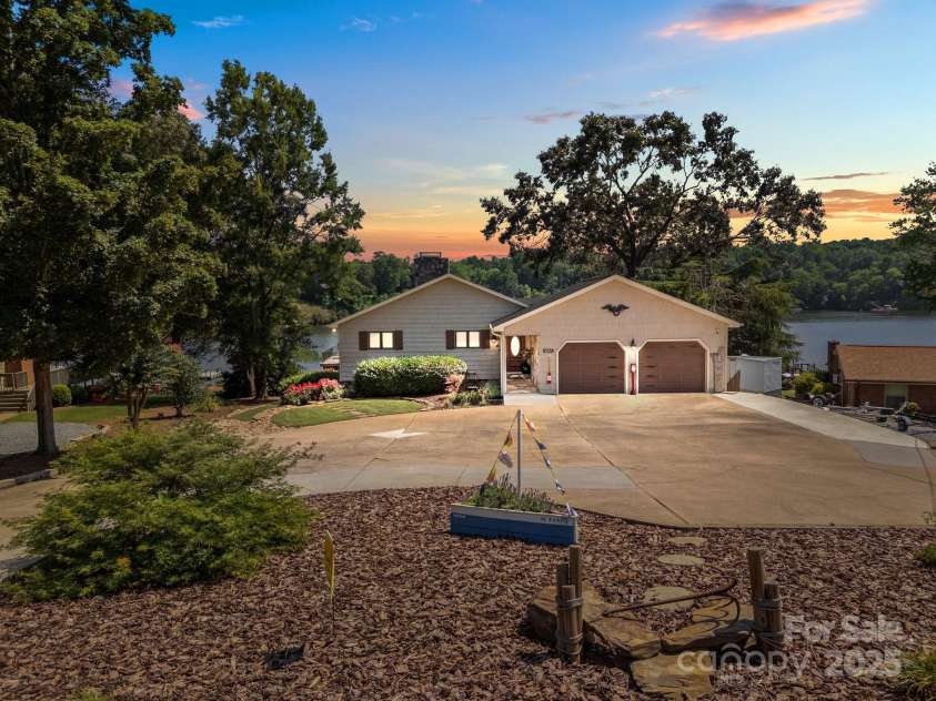 643 Lake Drive, Lexington, NC 27292.  MLS# CAR4277552, YatesRealty ID 28214. 