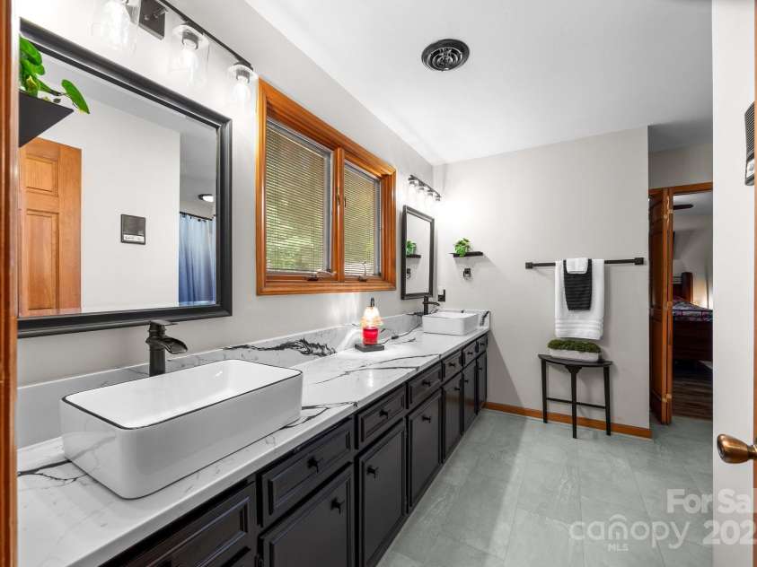 643 Lake Drive, Lexington, NC 27292.  MLS# CAR4277552, YatesRealty ID 28214. Primary en-suite bath was remodeled in 2024